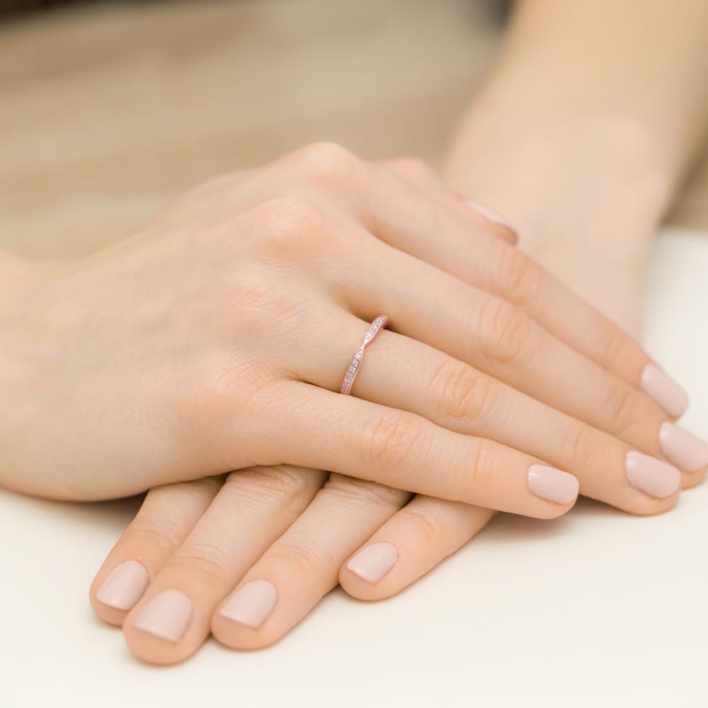 Pierścionek z brylantami 0,10 ct, różowe złoto 585, zdjęcie na dłoni