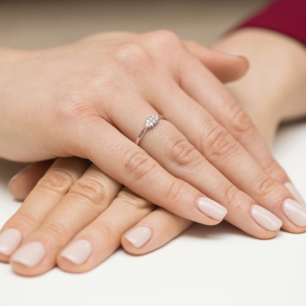Pierścionek z brylantami 0,12 ct, różowe złoto 585, zdjęcie na dłoni
