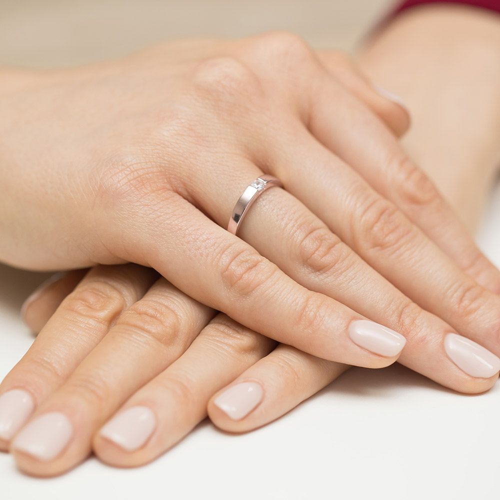 Pierścionek zaręczynowy z brylantem 0,12 ct, różowe złoto 585, zdjęcie na dłoni