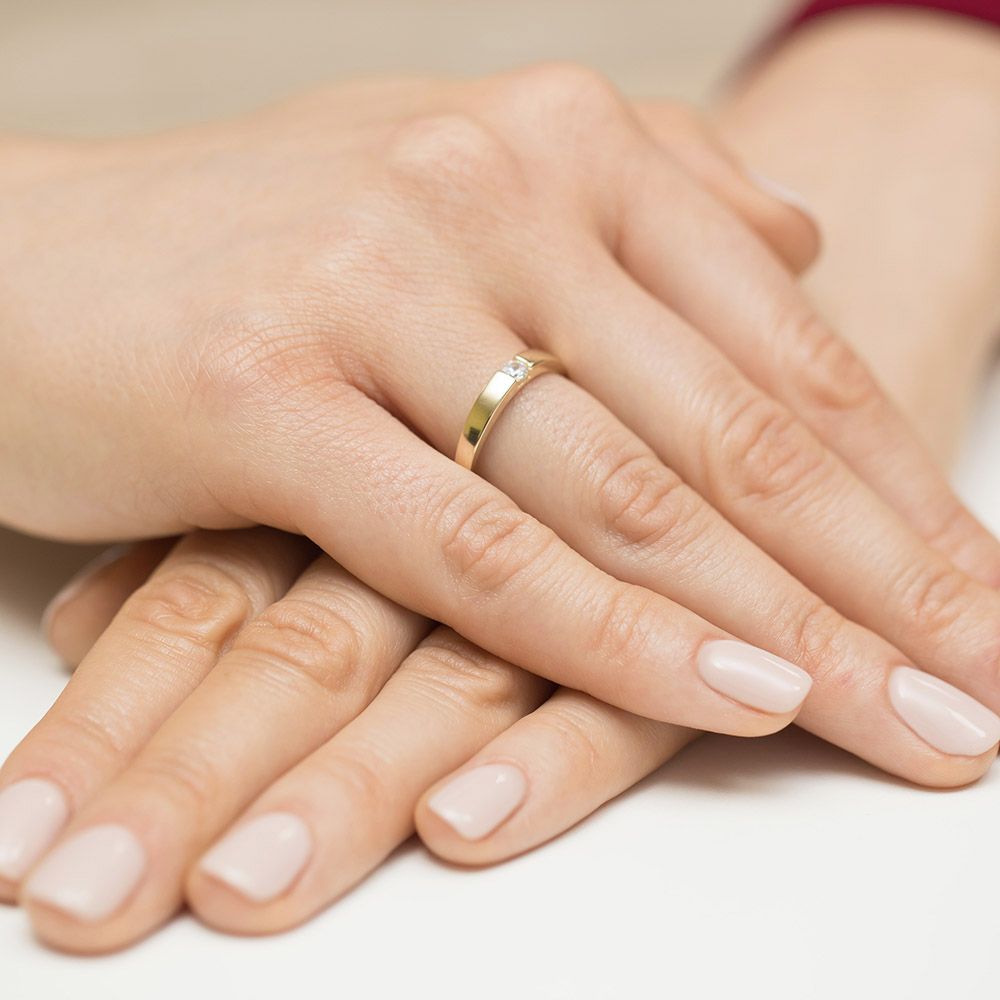 Pierścionek zaręczynowy z brylantem 0,12 ct, żółte złoto 585, zdjęcie na dłoni