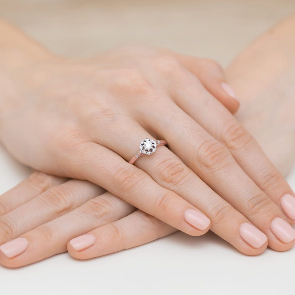 Pierścionek z brylantami 0,28 ct, różowe złoto 585, zdjęcie na dłoni