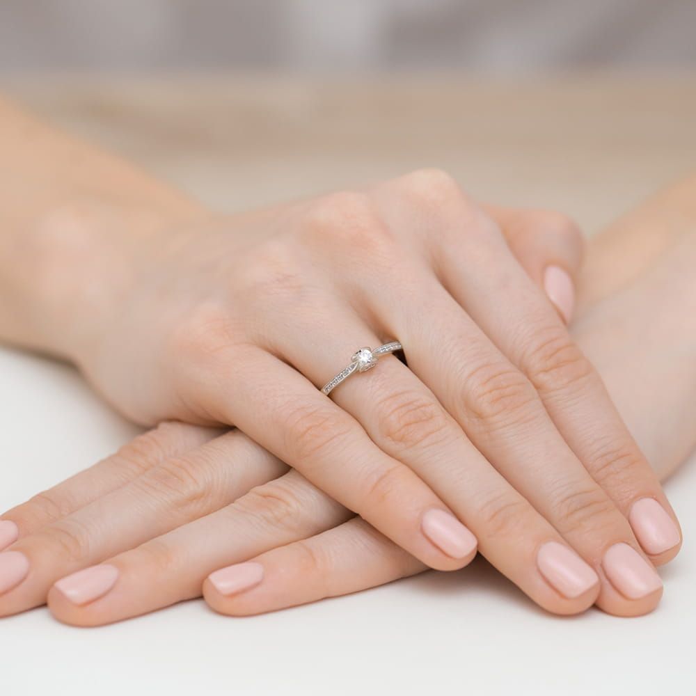 Pierścionek z diamentem laboratoryjnym 0,15 ct, białe złoto 585, zdjęcie na dłoni