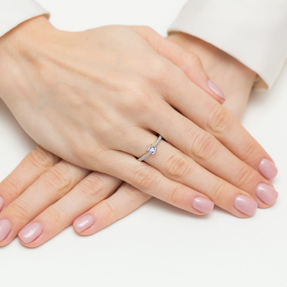 Pierścionek z tanzanitem 0,15 ct i brylantami, białe złoto 585, zdjęcie na dłoni