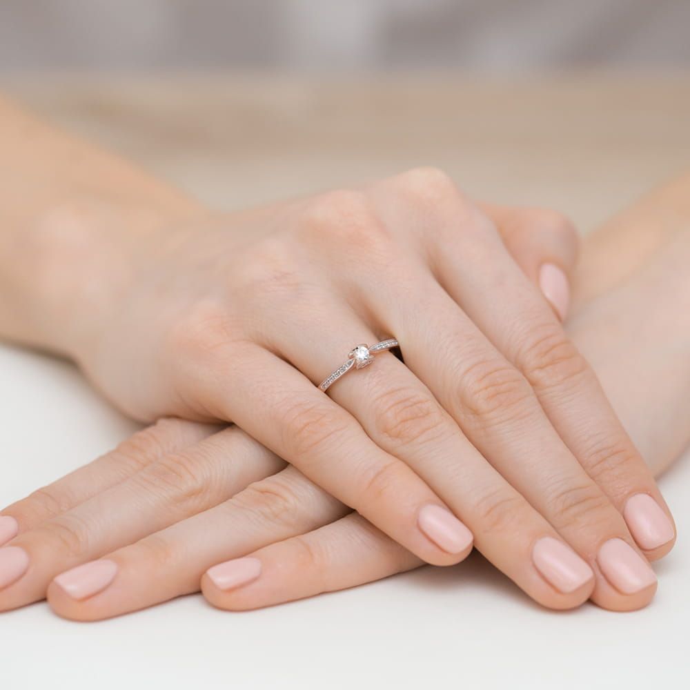 Pierścionek z diamentem laboratoryjnym 0,15 ct, różowe złoto 585, zdjęcie na dłoni