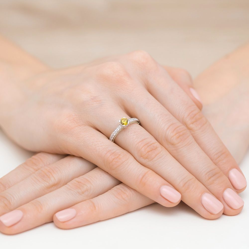 Pierścionek z żółtym diamentem laboratoryjnym 0,56 ct, białe złoto 585, zdjęcie na dłoni