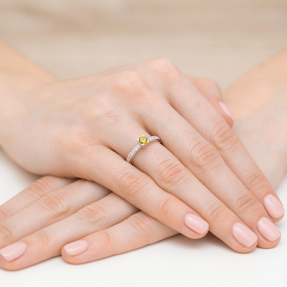 Pierścionek z żółtym diamentem laboratoryjnym 0,56 ct, różowe złoto 585, zdjęcie na dłoni