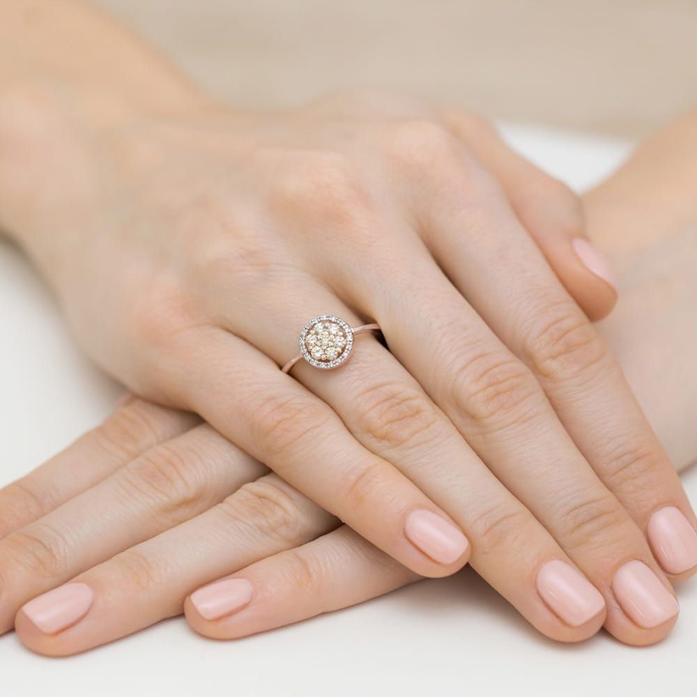 Pierścionek z brązowymi diamentami 0,44 ct, różowe złoto 585, zdjęcie na dłoni