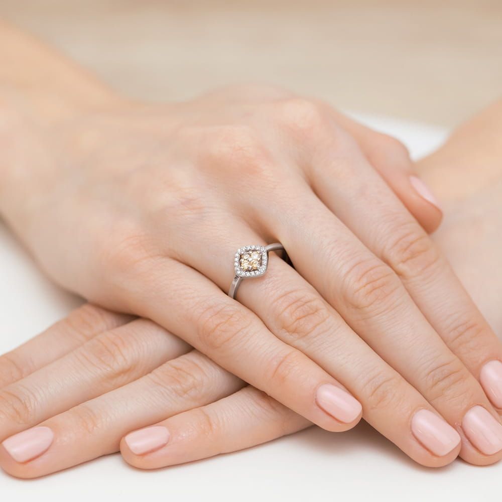 Pierścionek z brązowymi diamentami 0,30 ct, białe złoto 585, zdjęcie na dłoni