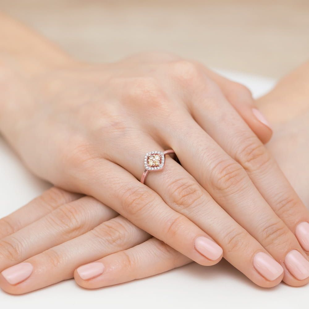 Pierścionek z brązowymi diamentami 0,30 ct, różowe złoto 585, zdjęcie na dłoni