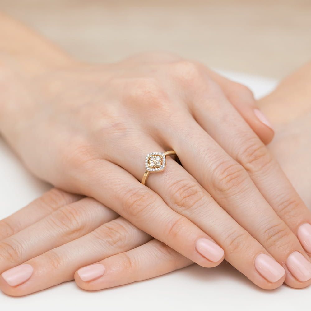 Pierścionek z brązowymi diamentami 0,30 ct, żółte złoto 585, zdjęcie na dłoni