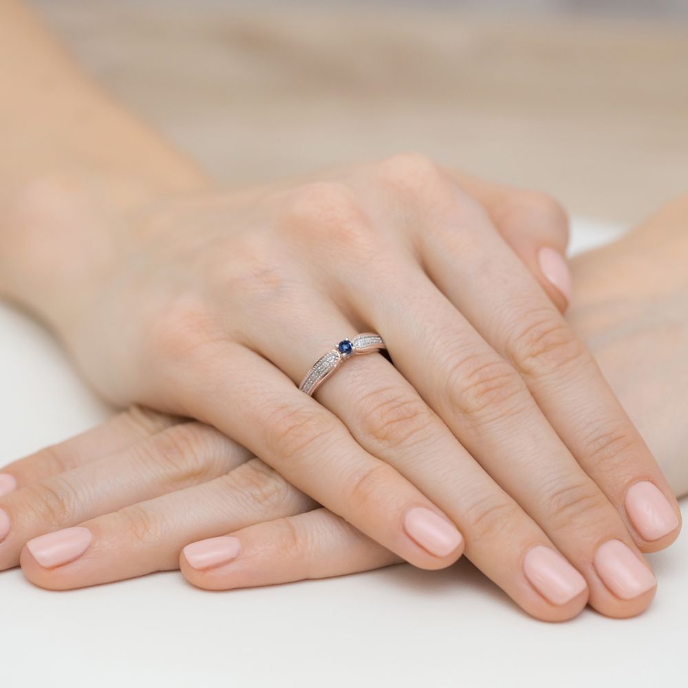 Pierścionek ze szafirem 0,15 ct i brylantami, różowe złoto 585, zdjęcie na dłoni