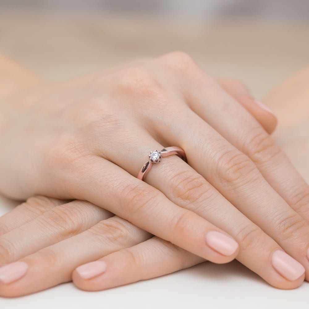 Pierścionek zaręczynowy z brylantem 0,15 ct, różowe złoto 585, zdjęcie na dłoni