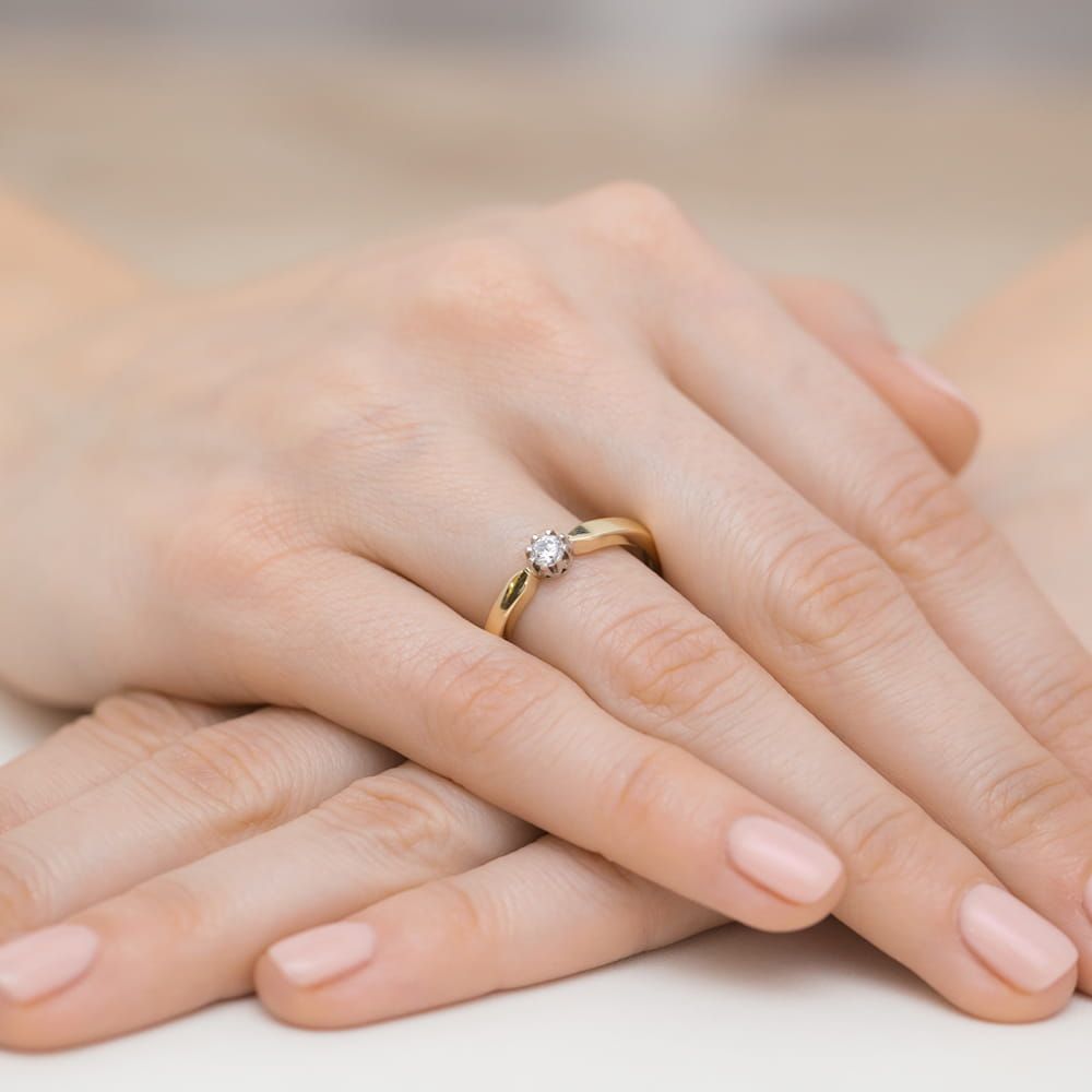 Pierścionek zaręczynowy z brylantem 0,15 ct, żółte złoto 585, zdjęcie na dłoni