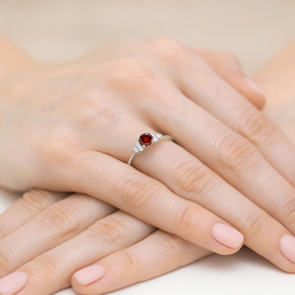Pierścionek z granatem 0,60 ct i brylantami, białe złoto 585, zdjęcie na dłoni