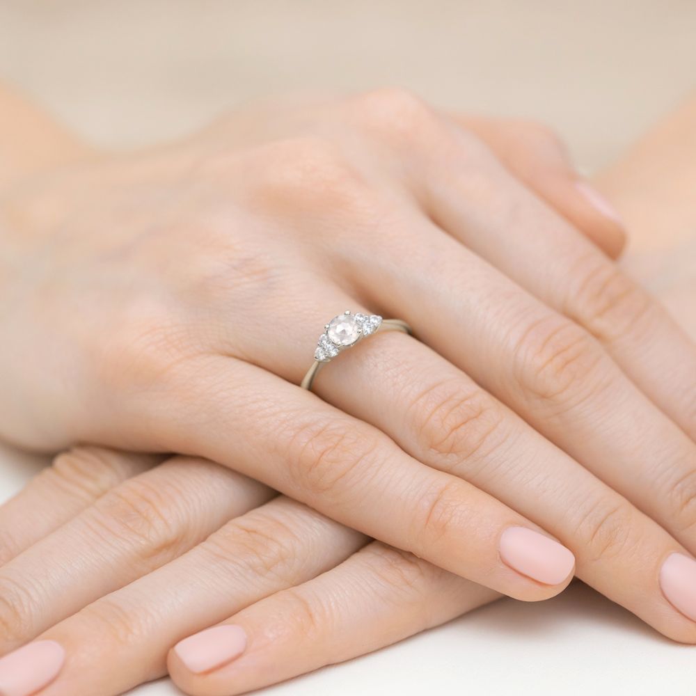 Pierścionek z diamentem laboratoryjnym 0,68 ct, białe złoto 585, zdjęcie na dłoni