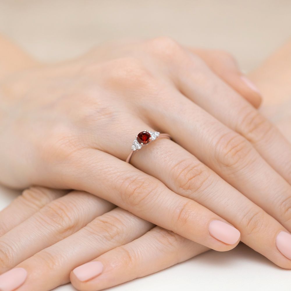 Pierścionek z granatem 0,60 ct i brylantami, różowe złoto 585, zdjęcie na dłoni