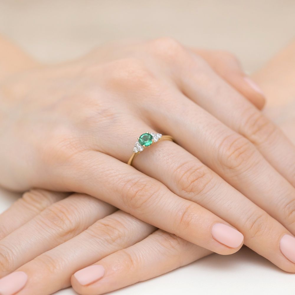 Pierścionek ze szmaragdem 0,50 ct i brylantami, żółte złoto 585, zdjęcie na dłoni