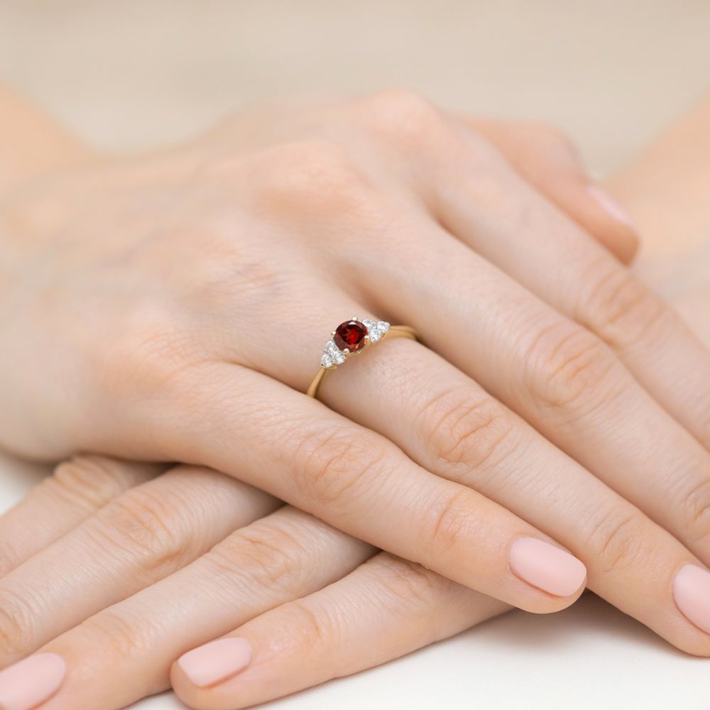 Pierścionek z granatem 0,60 ct i brylantami, żółte złoto 585, zdjęcie na dłoni