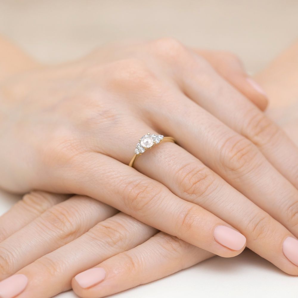 Pierścionek z diamentem laboratoryjnym 0,68 ct, żółte złoto 585, zdjęcie na dłoni