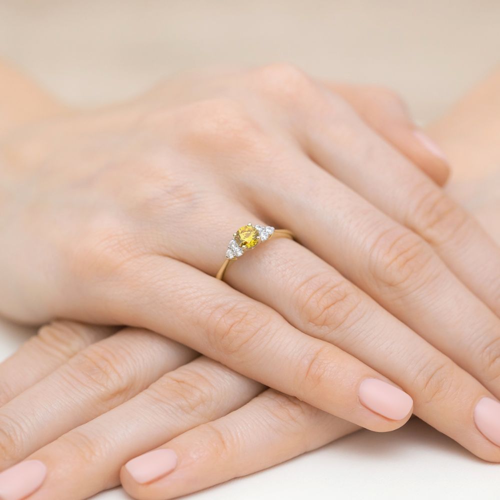Pierścionek z żółtym diamentem laboratoryjnym 0,68 ct, żółte złoto 585, zdjęcie na dłoni