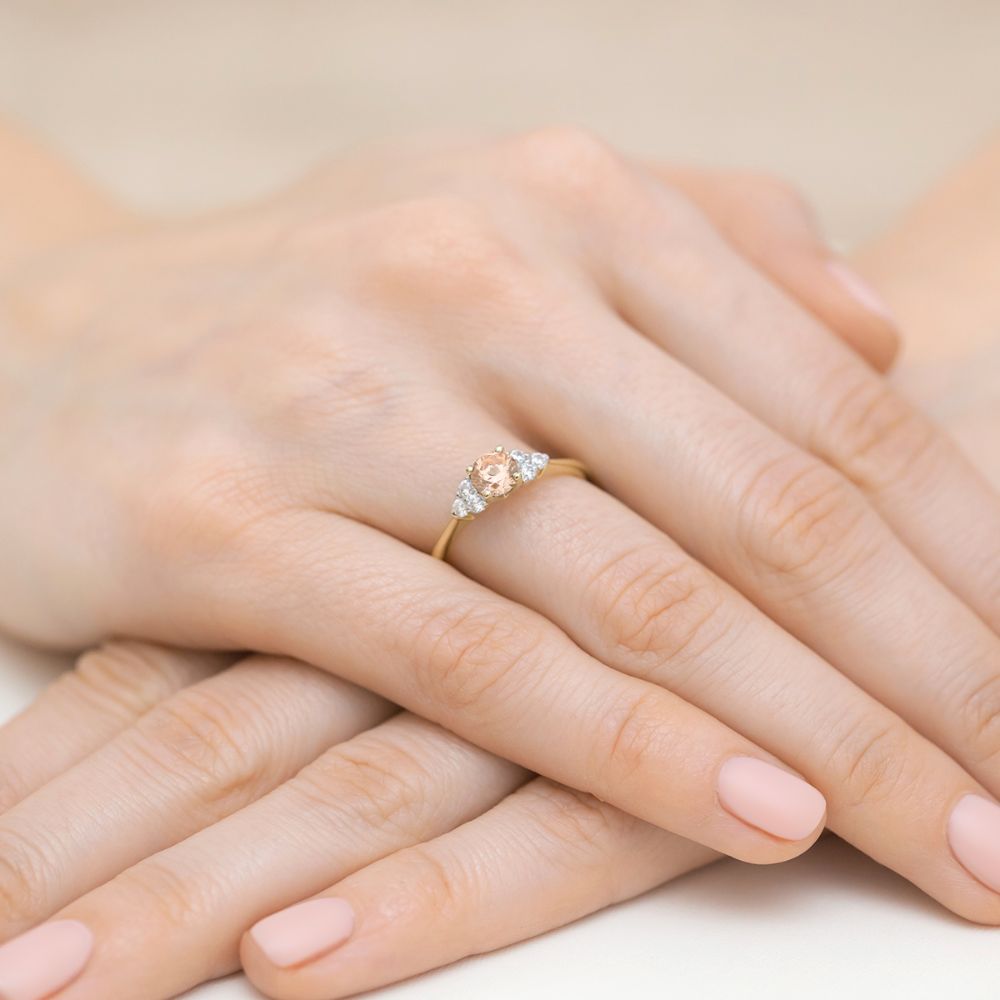 Pierścionek z morganitem 0,40 ct i brylantami, żółte złoto 585, zdjęcie na dłoni