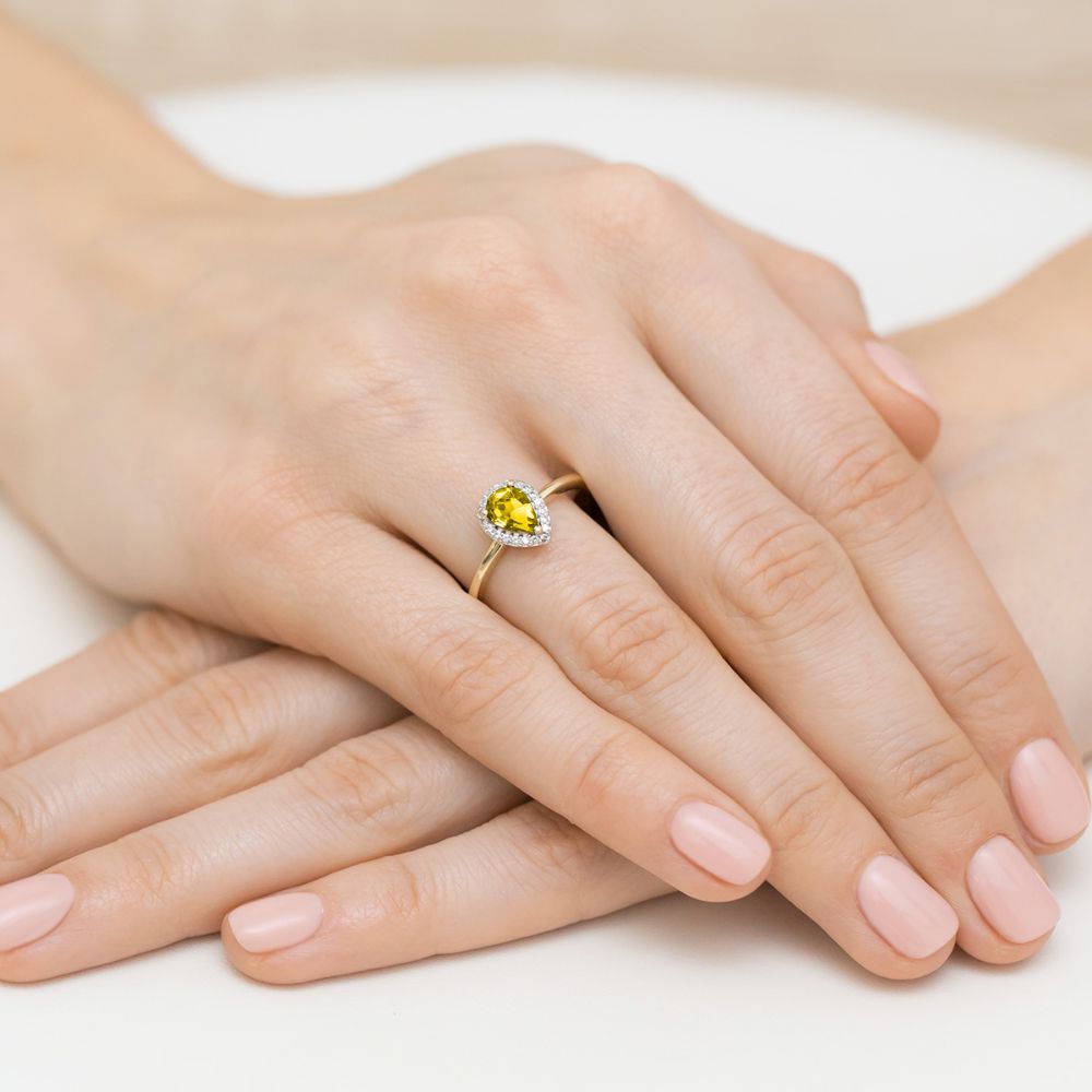 Pierścionek z żółtym diamentem laboratoryjnym 0,60 ct, żółte złoto 585, zdjęcie na dłoni