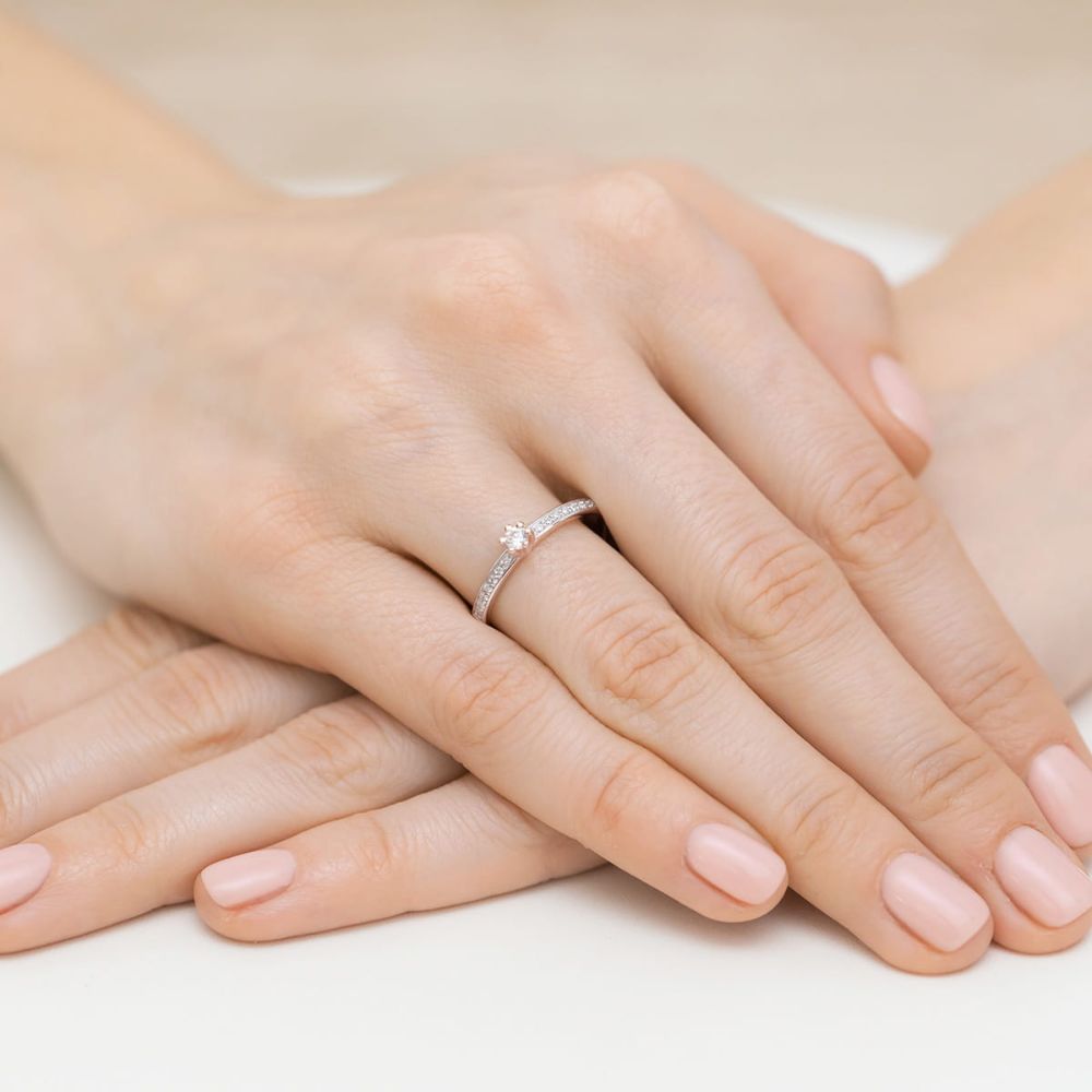 Pierścionek z brylantami 0,17 ct, różowe złoto 585, zdjęcie na dłoni