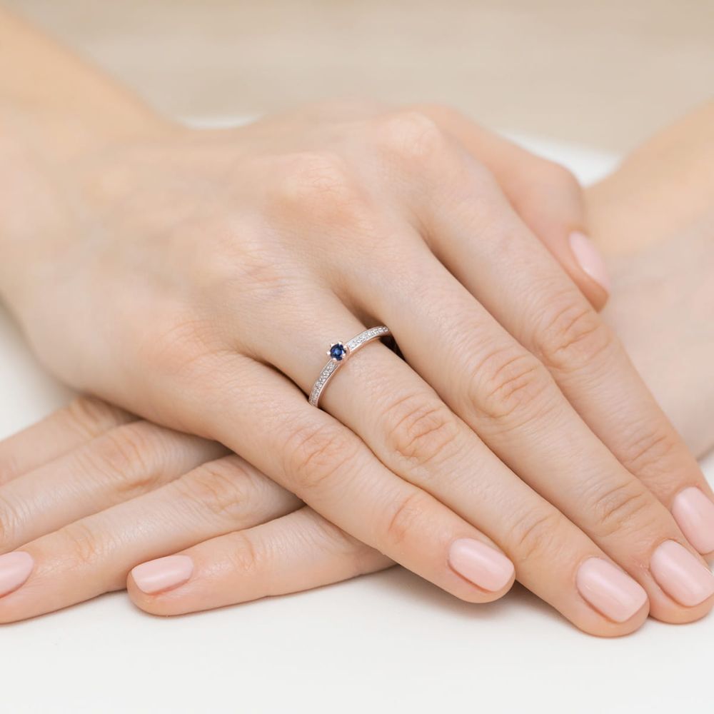 Pierścionek ze szafirem 0,15 ct i brylantami, różowe złoto 585, zdjęcie na dłoni