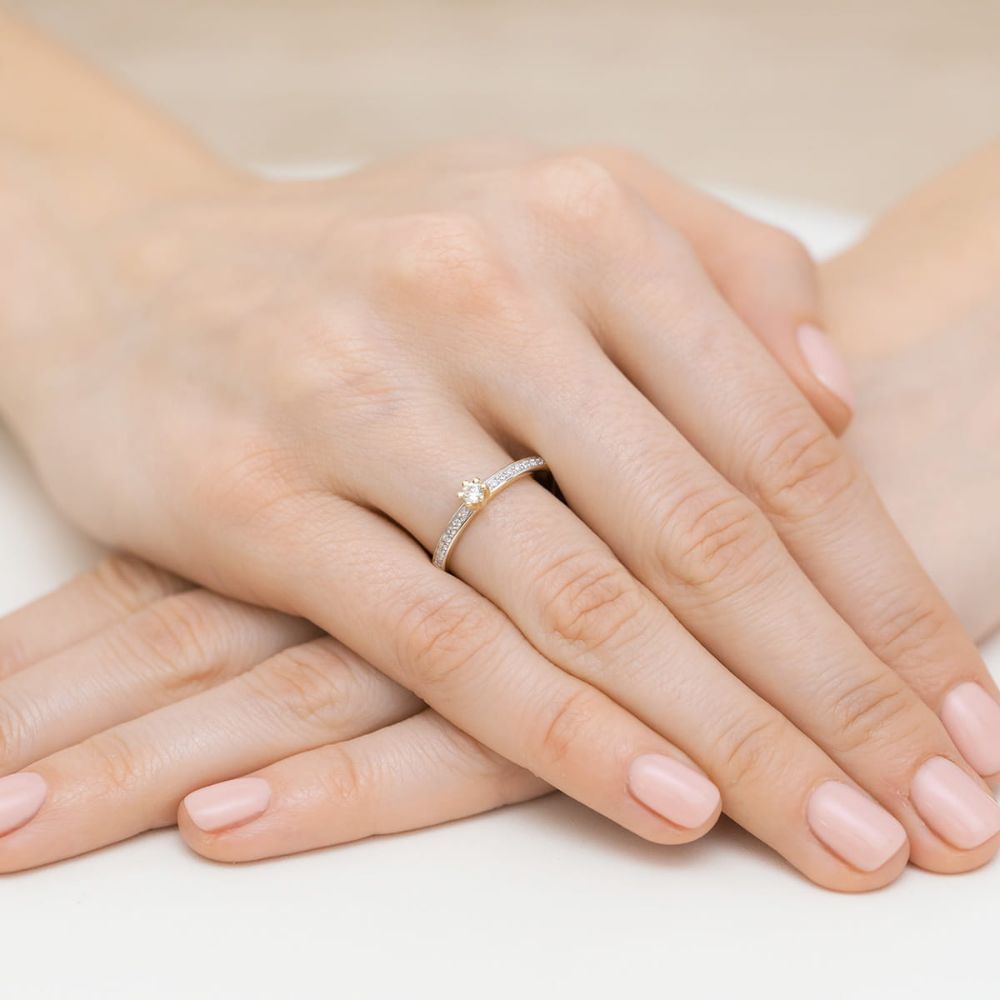 Pierścionek z brylantami 0,17 ct, żółte złoto 585, zdjęcie na dłoni