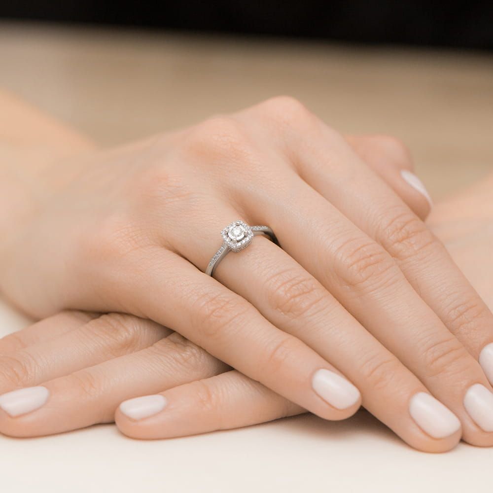 Pierścionek z brylantami 0,21 ct, białe złoto 585, zdjęcie na dłoni
