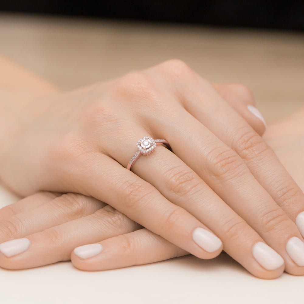 Pierścionek z brylantami 0,21 ct, różowe złoto 585, zdjęcie na dłoni
