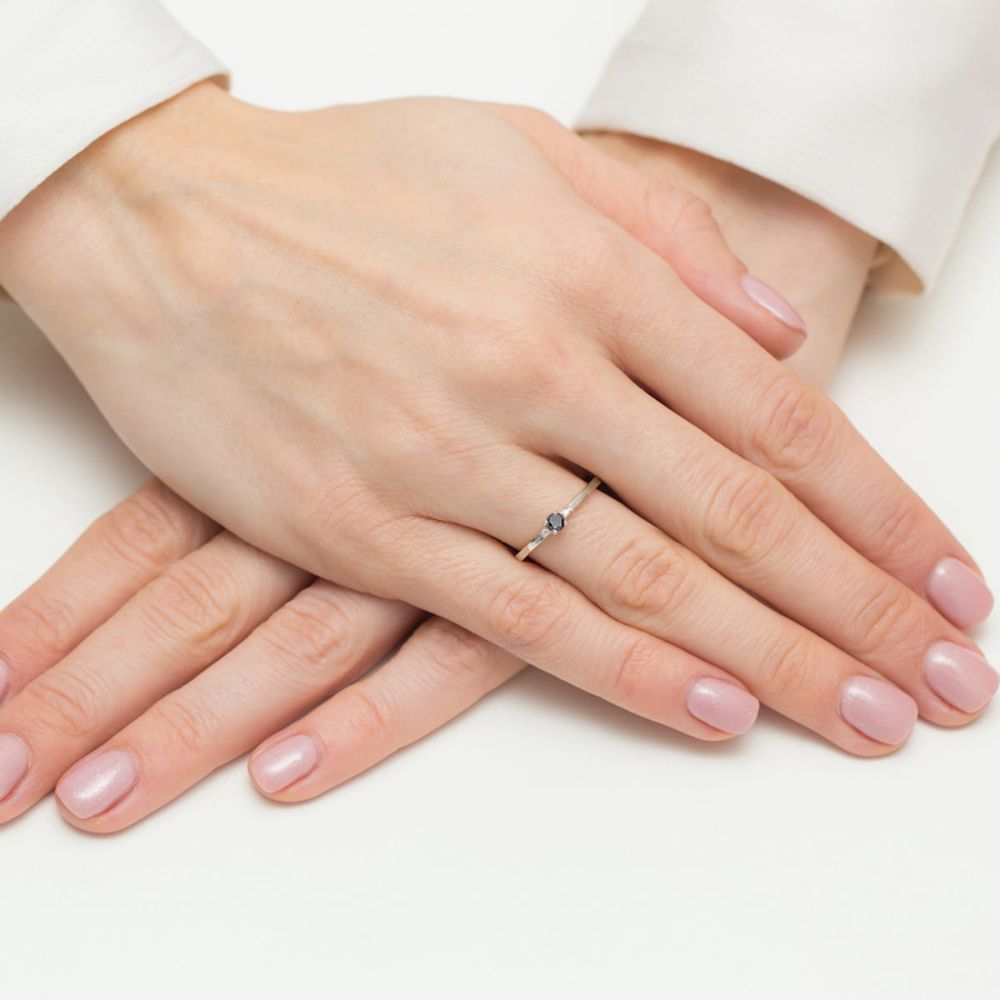 Pierścionek z czarnym diamentem 0,12 ct i brylantami, białe złoto 585, zdjęcie na dłoni