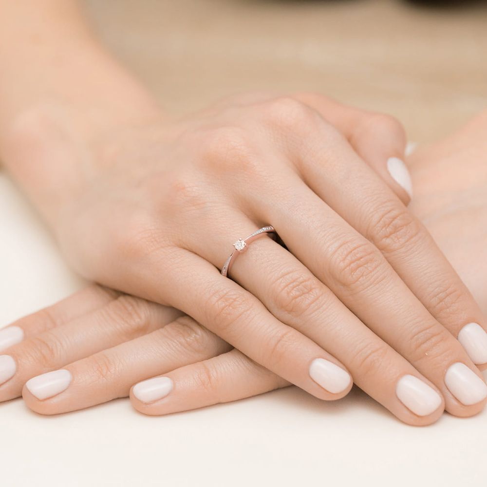 Pierścionek z brylantami 0,02 ct, różowe złoto 585, zdjęcie na dłoni