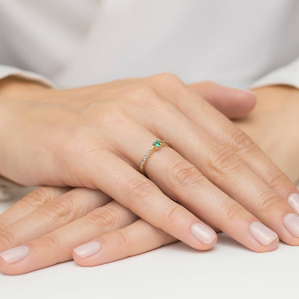 Pierścionek ze szmaragdem 0,15 ct i brylantami, żółte złoto 585, zdjęcie na dłoni