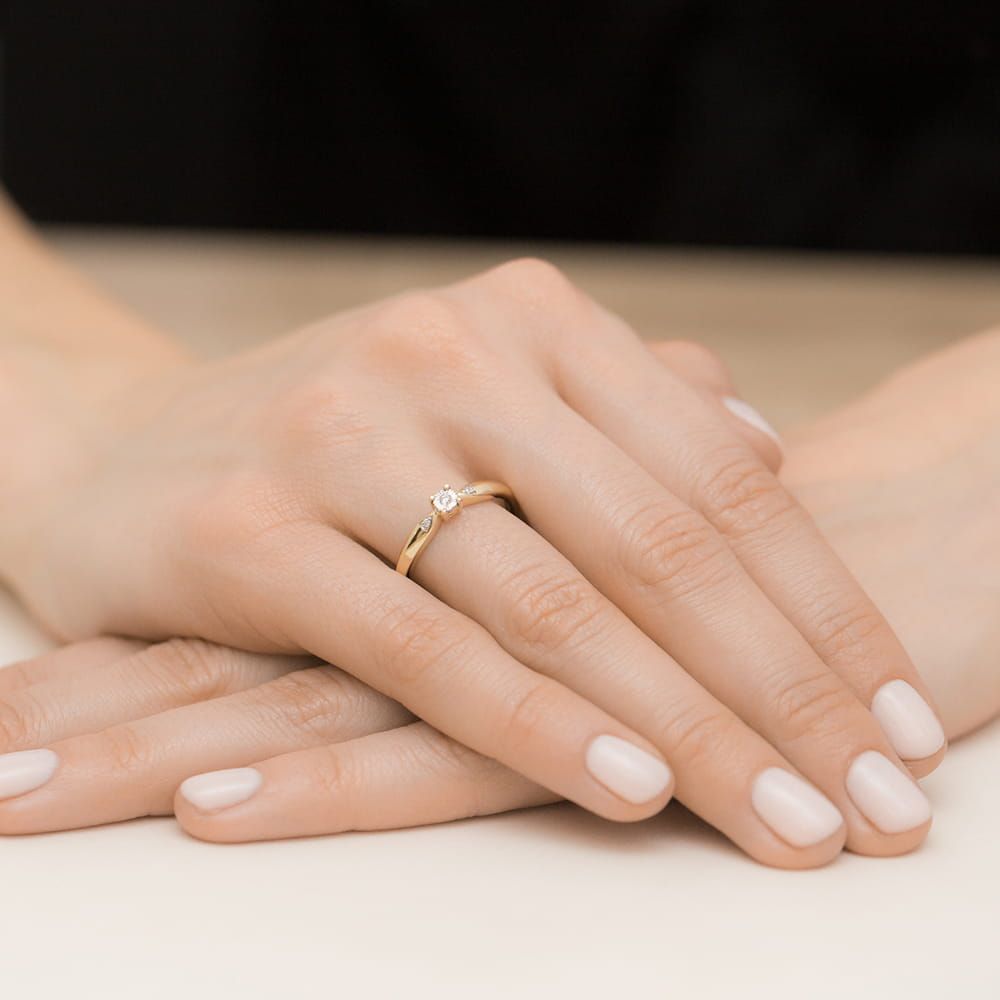 Pierścionek z brylantami 0,03 ct, żółte złoto 585, zdjęcie na dłoni