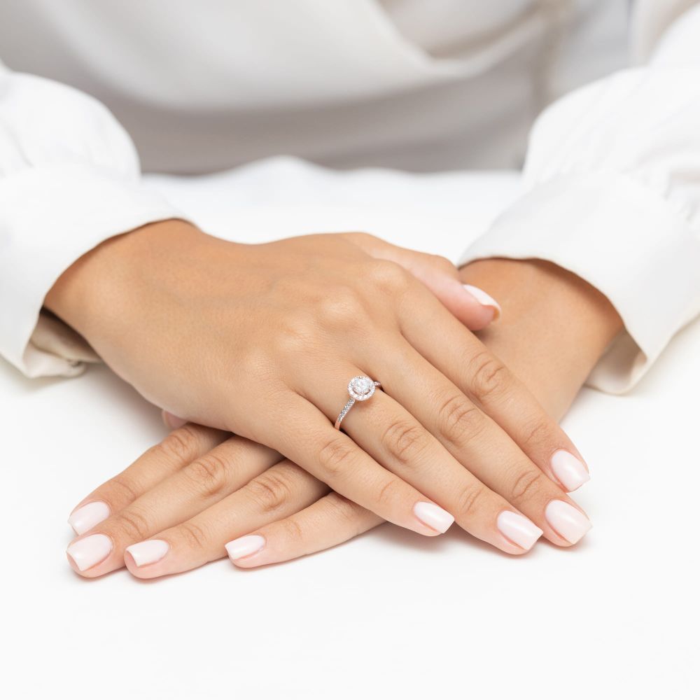 Pierścionek z diamentem laboratoryjnym 0,52 ct, różowe złoto 585, zdjęcie na dłoni