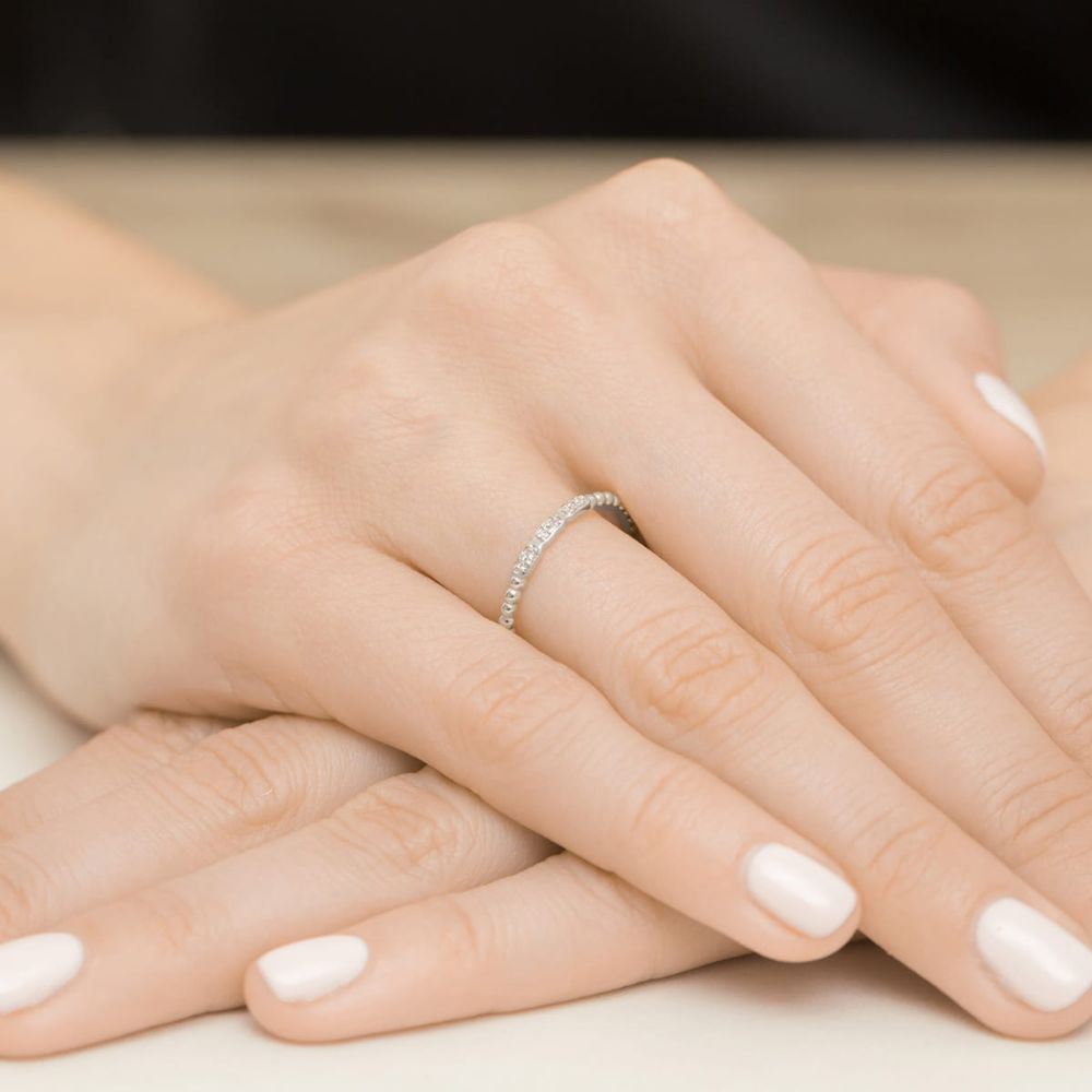 Pierścionek z brylantami 0,03 ct, białe złoto 585, zdjęcie na dłoni