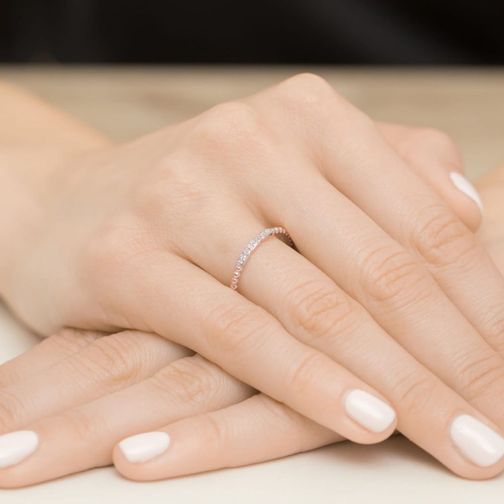 Pierścionek z brylantami 0,03 ct, różowe złoto 585, zdjęcie na dłoni