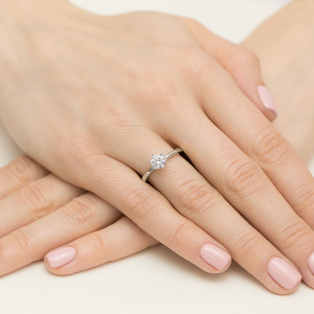 Pierścionek zaręczynowy z brylantem 0,50 ct, białe złoto 585, zdjęcie na dłoni