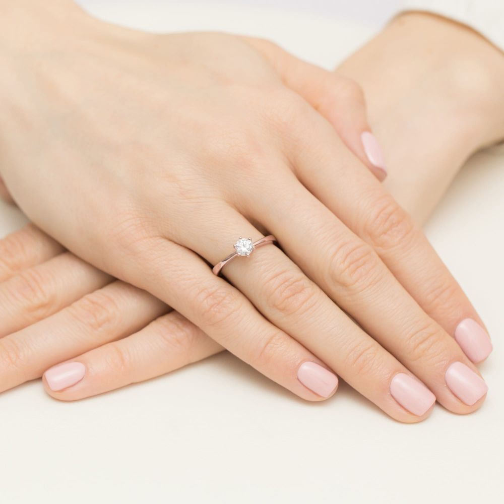 Pierścionek zaręczynowy z brylantem 0,40 ct, różowe złoto 585, zdjęcie na dłoni