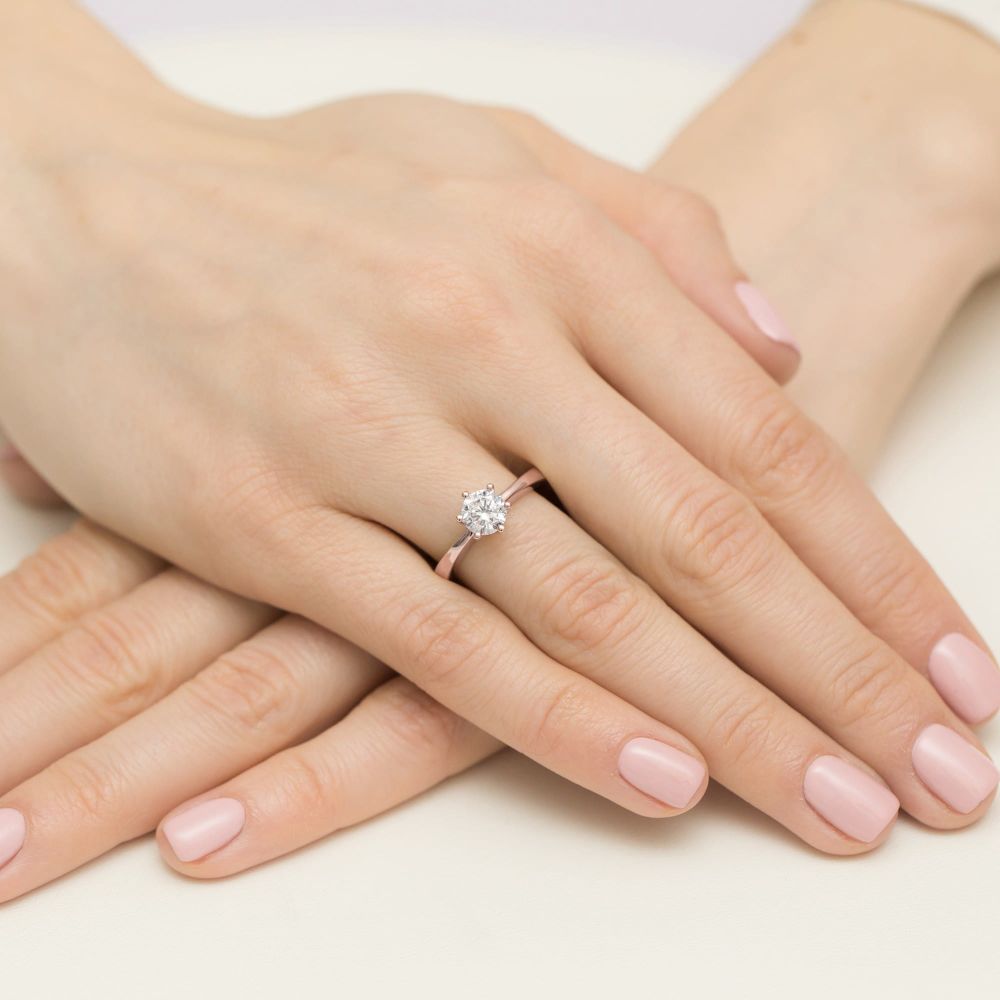 Pierścionek z diamentem laboratoryjnym 0,70 ct, różowe złoto 585, zdjęcie na dłoni