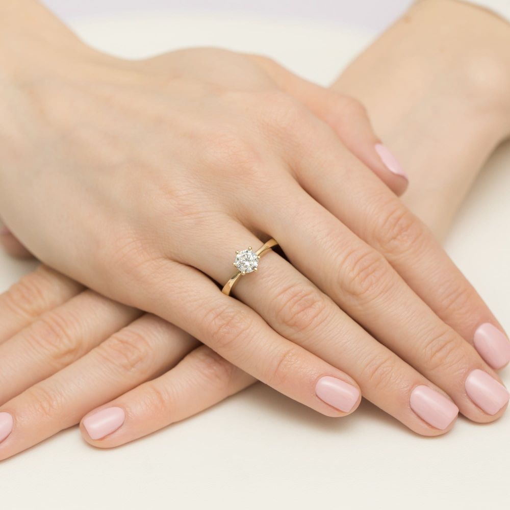 Pierścionek z diamentem laboratoryjnym 0,70 ct, żółte złoto 585, zdjęcie na dłoni
