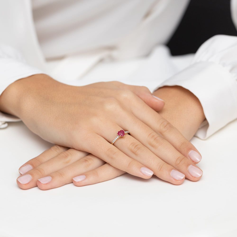 Pierścionek z rubinem 1,10 ct i brylantami, żółte złoto 585, zdjęcie na dłoni