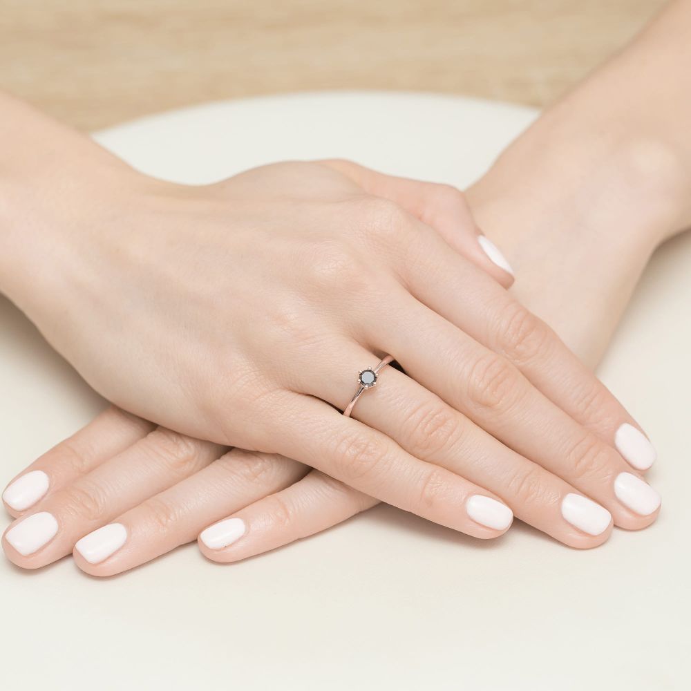 Pierścionek z czarnym diamentem 0,30 ct, różowe złoto 585, zdjęcie na dłoni