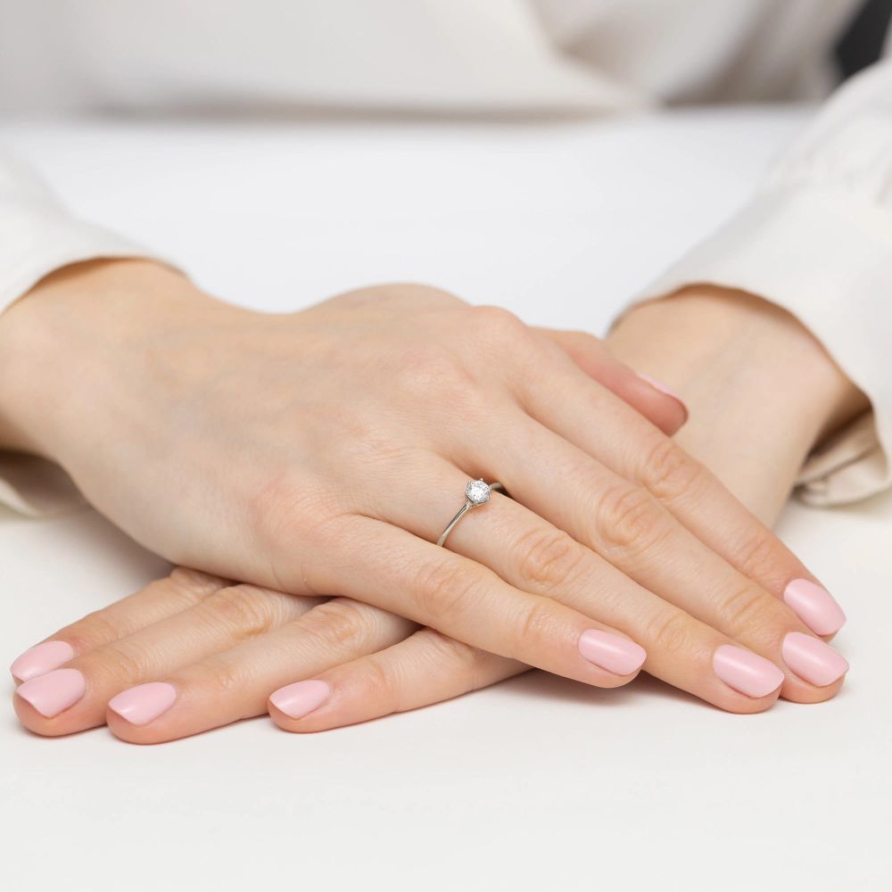 Pierścionek z diamentem laboratoryjnym 0,21 ct, białe złoto 585, zdjęcie na dłoni