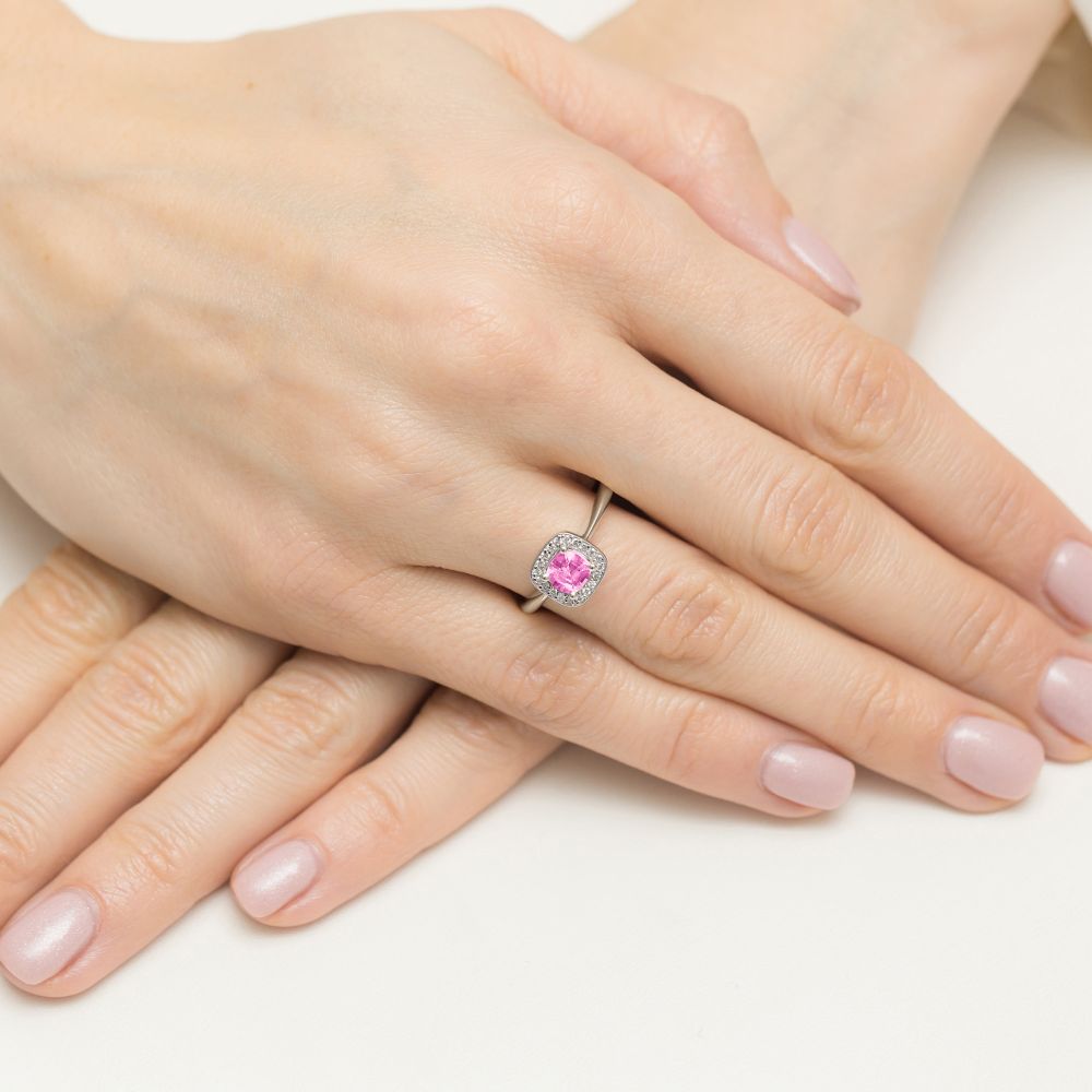 Pierścionek z różowym topazem 0,65 ct i brylantami, białe złoto 585, zdjęcie na dłoni
