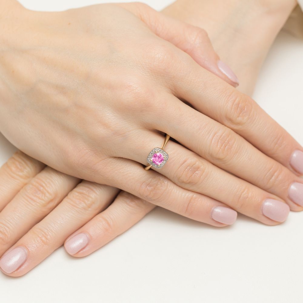 Pierścionek z różowym topazem 0,65 ct i brylantami, żółte złoto 585, zdjęcie na dłoni