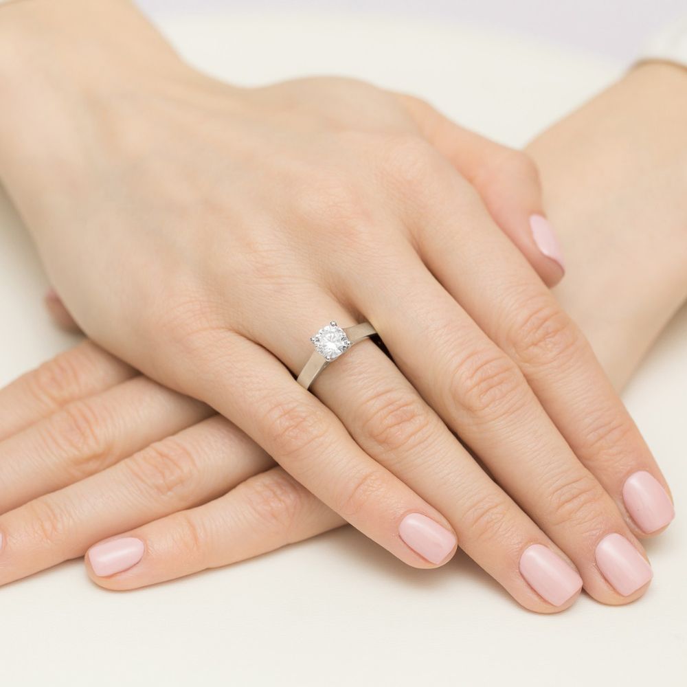 Pierścionek z diamentem laboratoryjnym 1,00 ct, białe złoto 585, zdjęcie na dłoni