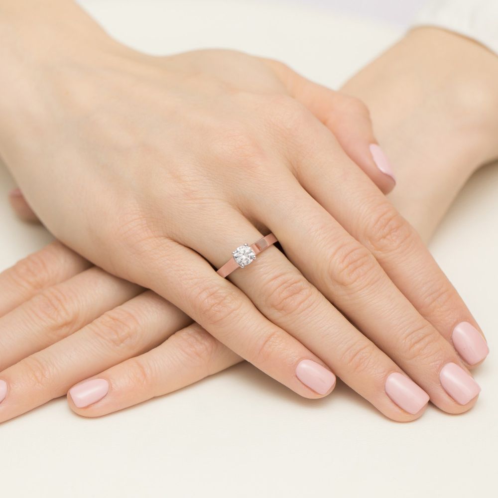 Pierścionek zaręczynowy z brylantem 0,70 ct, różowe złoto 585, zdjęcie na dłoni