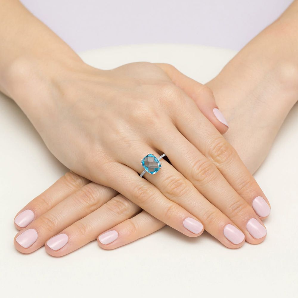 Pierścionek z topazem Swiss Blue 3,00 ct i brylantami, różowe złoto 585, zdjęcie na dłoni